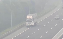 Nam tài xế lái xe tải đi lùi trên cao tốc Hà Nội – Hải Phòng