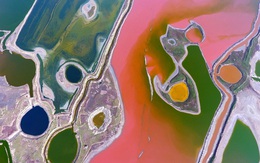 Chiêm ngưỡng khung cảnh trên cao của hồ muối màu sắc nhất thế giới
