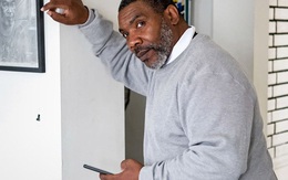 Ra tù sau 37 năm, người đàn ông ngơ ngác đối mặt với smartphone và con quái vật mang tên 'công nghệ'