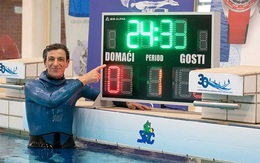 Người đàn ông 54 tuổi lập kỷ lục thế giới khi nín thở hơn 24 phút dưới nước