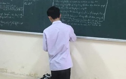 Nam sinh lên bảng làm bài phải cởi hẳn giày ra để một bên vì sợ gấp mũi, bóc giá mà choáng vì độ giàu có