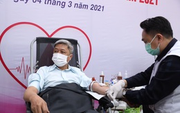 Thứ trưởng Bộ Y tế hiến máu tình nguyện