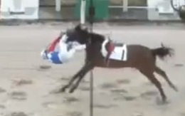 Về đích theo phong cách 'người bay trước ngựa theo sau', tay đua 62 tuổi khiến người xem tim đập chân run