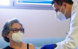 Tây Ban Nha bãi bỏ giới hạn độ tuổi tiêm vaccine COVID-19 AstraZeneca