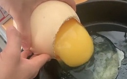 Làm món trứng ốp la thôi mà cô gái thu hút tận 21,2 triệu lượt xem, nhìn qua thì đúng là quá trầm trồ