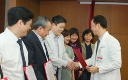 Giám đốc Bệnh viện Bạch Mai trao bổ nhiệm bác sĩ cao cấp cho 19 người