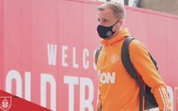 Fan MU bất bình vì cách đội nhà chúc mừng sinh nhật Van de Beek