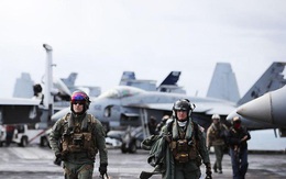 Tìm hiểu bộ đồ bay "trang bị tận răng" của phi công hải quân Mỹ