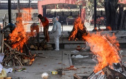 Đài hóa thân quá tải, Ấn Độ hỏa thiêu nạn nhân COVID-19 ngoài trời