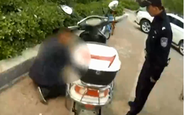 Ăn cắp xe máy điện, tên trộm hành sự chuyên tâm đến mức cảnh sát đứng ngay cạnh mà không phát hiện ra