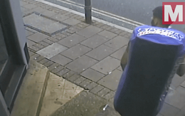 Video: Người đàn ông đeo balo lớn kì lạ xuất hiện trước cổng tòa nhà, không ngờ phía sau lại ẩn giấu tội ác cực kỳ tàn bạo