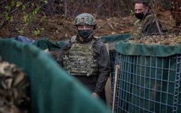 Chiến sự Donbass “nóng” trở lại, Ukraine trừng phạt Nga