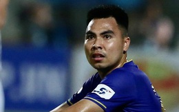 Đức Huy 'ăn' thẻ đỏ sau pha gạt tay trúng má cầu thủ Viettel