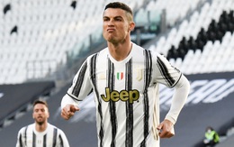 Lập công giúp Juventus hạ Napoli, Ronaldo sánh ngang thành tích ghi bàn của Messi