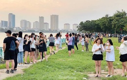 Hồ Tây vẫn nườm nượp người như chưa từng có COVID-19