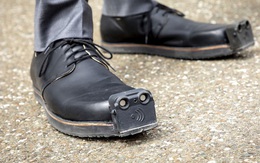 Đôi giày điều khiển bằng AI này sẽ giúp người khiếm thị tránh được chướng ngại vật dễ dàng