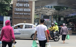 Ảnh: Cửa hàng ăn uống quanh bệnh viện ở Hà Nội chỉ bán mang về