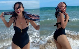 Minh Triệu đăng ảnh bikini gợi cảm, nô đùa cùng sóng biển