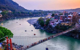 Sông Hằng - dòng sông thiêng quan trọng như thế nào với người Ấn Độ, đến mức họ bất chấp nguy cơ nhiễm Covid-19 để được 'tẩy uế' ở nơi này?