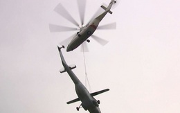 Trực thăng vận tải Mi-26 của Nga vận chuyển “huyền thoại” Mi-6 bằng cáp treo