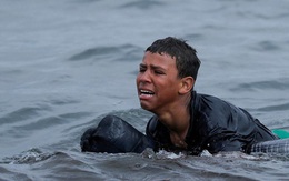 Câu chuyện nhói lòng về cậu bé di cư bật khóc giữa biển nước mênh mông gây chấn động: ''Cháu thà chết chứ không muốn quay về''