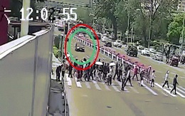 Video: Ô tô vượt đèn đỏ lao "như điên" vào dòng người ở TQ, húc nhiều người văng lên cao