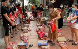 Cuộc sống công nhân đang mắc kẹt trong tâm dịch Covid-19 Bắc Giang: Ngày ngày làm bạn với điện thoại, nửa tháng ăn cơm trắng và cá khô