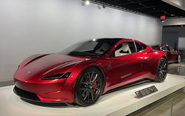 Siêu xe điện mui trần Tesla gắn 10 động cơ đẩy rocket, vọt lên 96km/h trong 1,1 giây