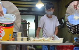 Cận cảnh phiên chợ chống dịch Covid-19 ở Hà Nội: Người dân bỏ tiền vào xô, nhận đồ ở chậu