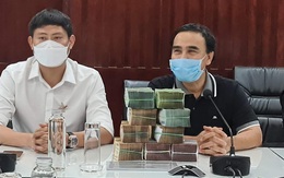 Quyền Linh ghi điểm tuyệt đối khi công khai trao 2 tỷ kèm hình ảnh 9 cọc tiền mặt ủng hộ chống dịch Covid-19 giữa drama từ thiện