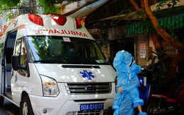 Bé 2 tuổi ở TPHCM mắc COVID-19 được mẹ theo vào bệnh viện để chăm sóc