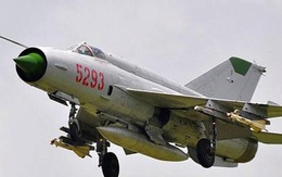 Tiêm kích MiG-21 mất lái, cắm đầu xuống đất trong cuộc diễu hành quân sự ở Libya