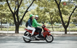 Biết chở bác sĩ đi tiếp tế đồng nghiệp chống dịch, tài xế GrabBike không chịu nhận cước phí, còn nói 1 câu khiến ai cũng cảm kích