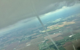 Ngoạn mục clip phi công Mỹ lái máy bay chạm trán với lốc xoáy giữa trời