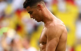 Ronaldo cởi trần khoe cơ bụng 6 múi 'chỉ uống nước lọc, không Coca' trước 10.000 khán giả