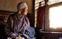 Cụ bà neo đơn qua đời ở tuổi 84, chính quyền đến kiểm kê di vật rồi không khỏi sửng sốt trước những thứ được tìm thấy dưới giường