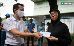 Trao quà tặng 64 công nhân thu gom rác bị nợ lương ở Hà Nội: 'Đây không chỉ là tiền mà cao hơn là tình người'