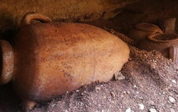Đào ống nước, lọt vào hầm mộ 2.000 năm đầy cổ vật quý