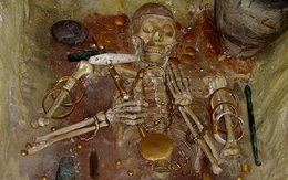 Giải mã bí ẩn bộ xương nằm giữa đống vàng, dương vật cũng bọc vàng trong cổ mộ nghìn năm