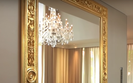 Cận cảnh chiếc gương 2 tỷ trong thiết kế nội thất của Thái Công: Mạ vàng từ đầu đến đuôi, chạm khắc tinh xảo