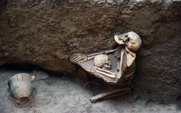 14 thi thể bị chôn vùi 4.000 năm dưới chân công trình, chuyên gia xót xa: Tình mẫu tử thiêng liêng quá!