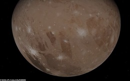Những bức ảnh tuyệt đẹp về mặt trăng lớn nhất Hệ Mặt trời