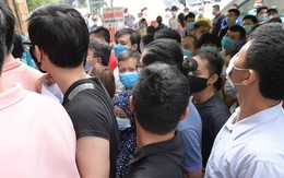 Hà Nội: 'Biển' người chen lấn nghẹt thở chờ xét nghiệm, test nhanh Covid-19