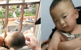 Clip: Em bé kẹt đầu vào song sắt ban công đu đưa trên cao hàng chục mét, đội cứu hộ nín thở thận trọng giải cứu