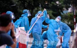 NÓNG: Hà Nội phong tỏa tạm thời Vincom Bà Triệu; Nữ cán bộ "ưu ái" tiêm vắc xin COVID-19 cho chồng và anh chị chồng ở quận Tây Hồ