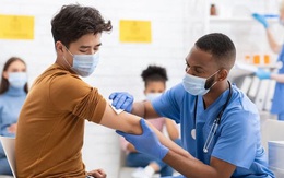 COVID-19 có khả năng gây vô sinh nam và rối loạn chức năng tình dục, nam giới càng nên đi tiêm vắc-xin