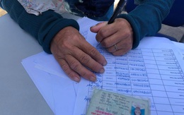 Đôi tay quanh năm bốc rác run rẩy ký tên nhận hỗ trợ của công nhân bị nợ lương