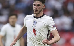 Đen như Declan Rice: trận trước không được ăn mừng bàn thắng vì chuột rút, trận sau bị đồng đội bóp cổ