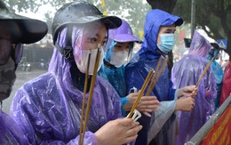 Cận cảnh các sĩ tử đội mưa to vái vọng ở Văn Miếu trước kỳ thi THPT