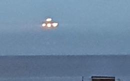 Bất ngờ chạm trán UFO phát sáng lơ lửng trên bờ biển rồi đột ngột biến mất
